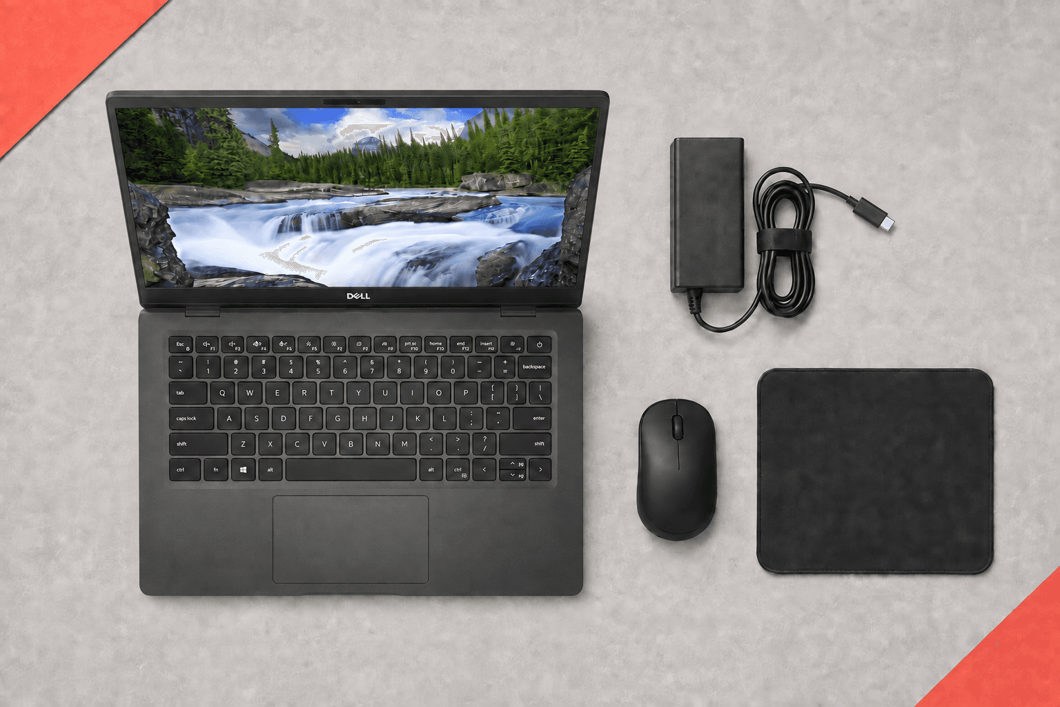 Dell Latitude 7320 본체와 정품 충전기(USB-C), 무선 마우스, 마우스패드 구성 연출 이미지