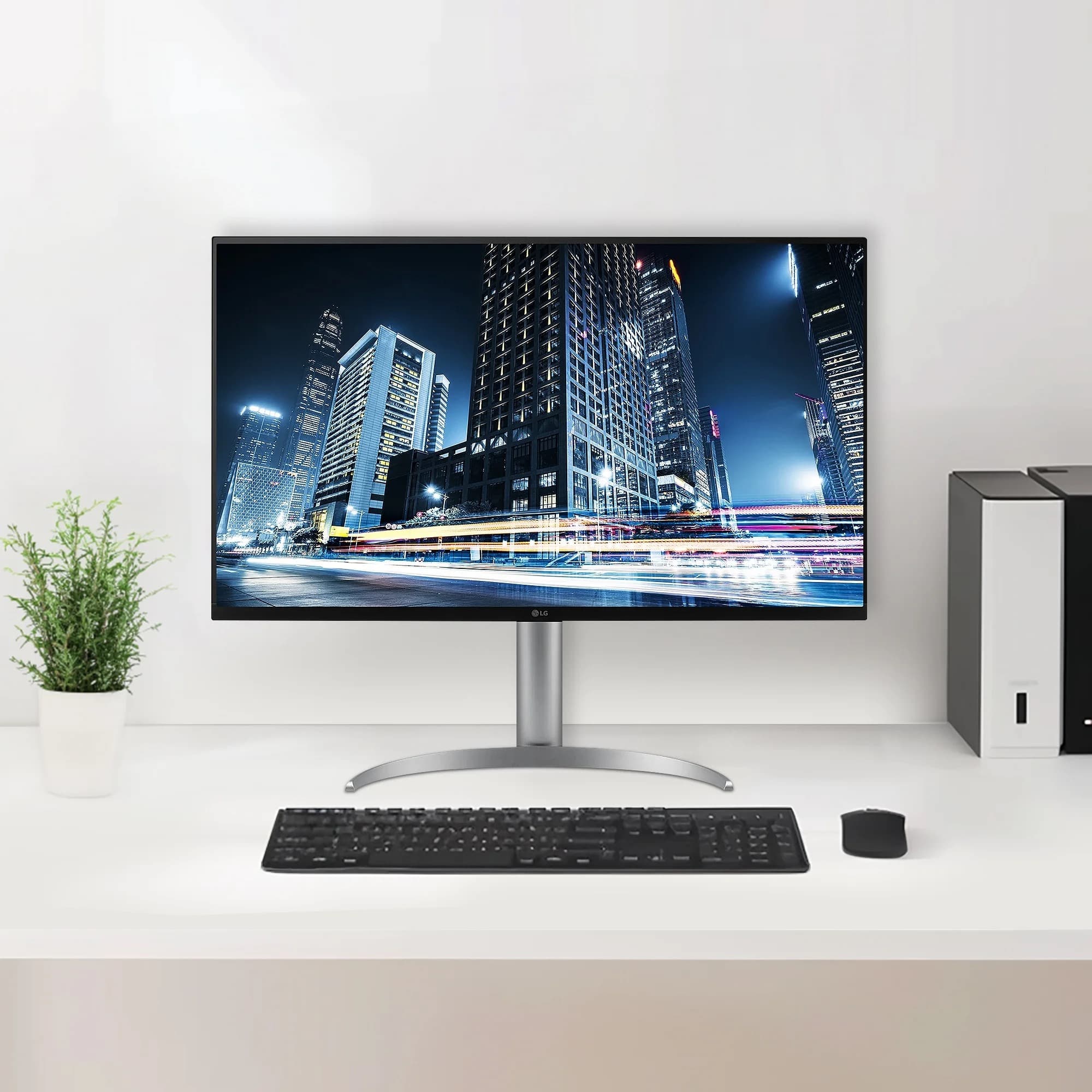 LG 32UQ850W를 책상 위에 배치한 공식 이미지